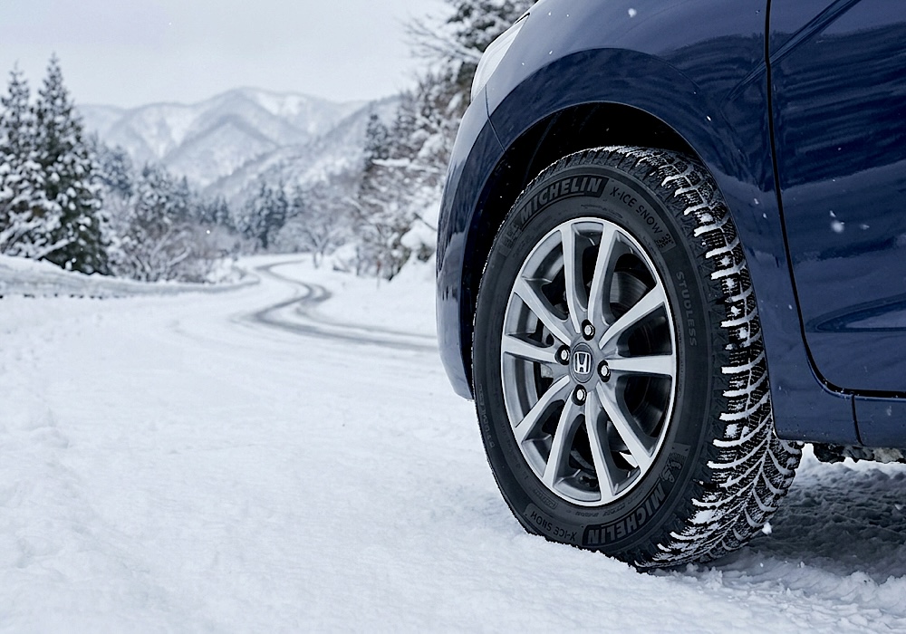 ミシュラン X-ICE SNOWが装着された乗用車の走行イメージ