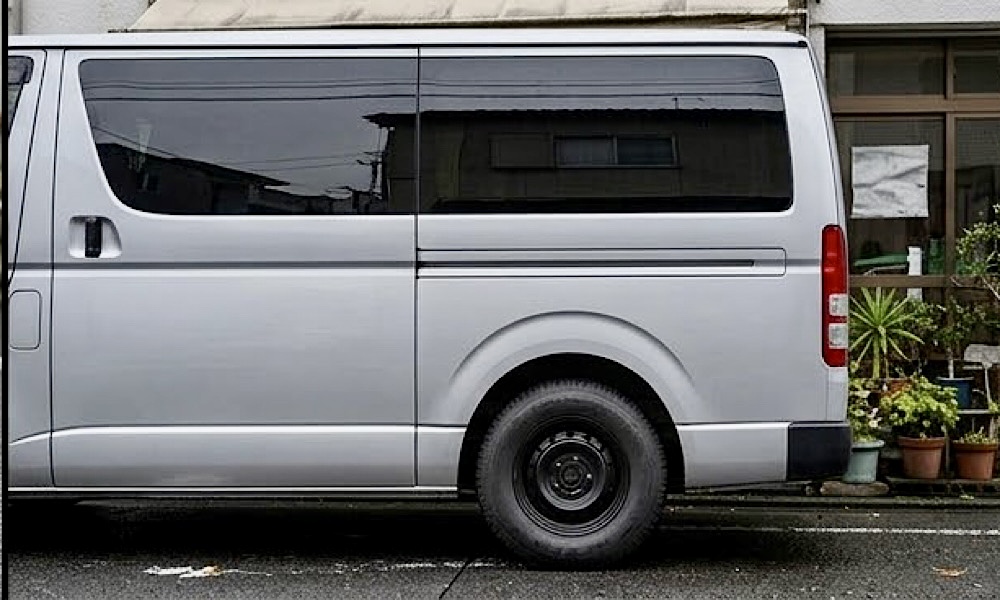 ハイエースの足元に装着されたN'blue 4Season Van