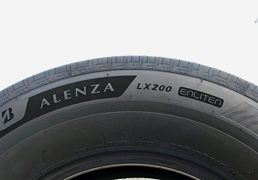 ブリヂストン アレンザ LX200が装着されたプレミアムSUVの走行イメージ