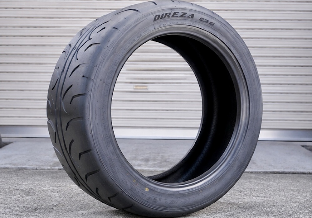 ジムカーナコースを走行するDIREZZA 03G装着車