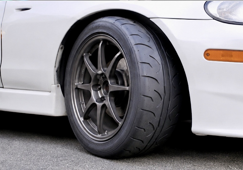 ヨコハマ ADVAN A050と競合Sタイヤの比較イメージ