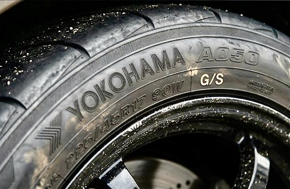 ヨコハマ ADVAN A050のタイヤ外観とトレッドパターン