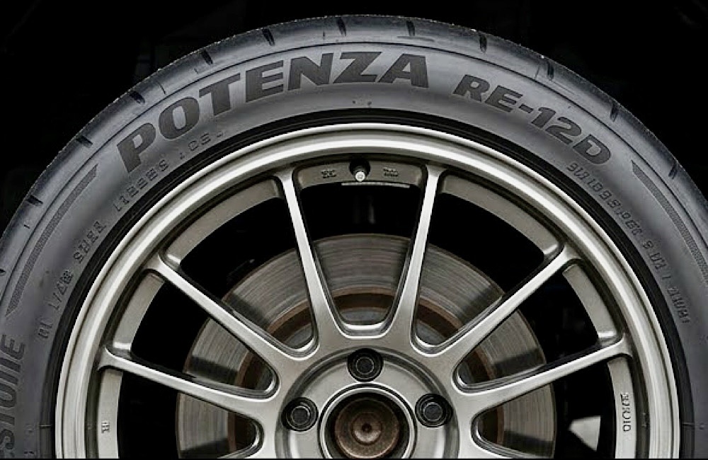 ブリヂストン POTENZA RE-12D TYPE Aのトレッドパターンとサイドウォール