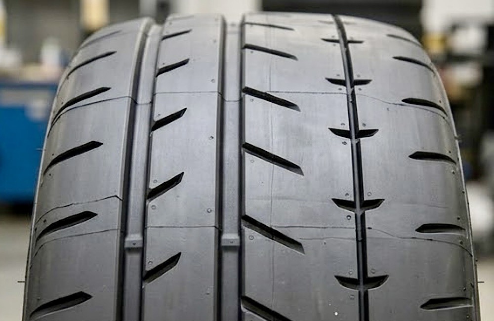 ブリヂストン POTENZA RE-12D TYPE Aの非対称トレッドパターン