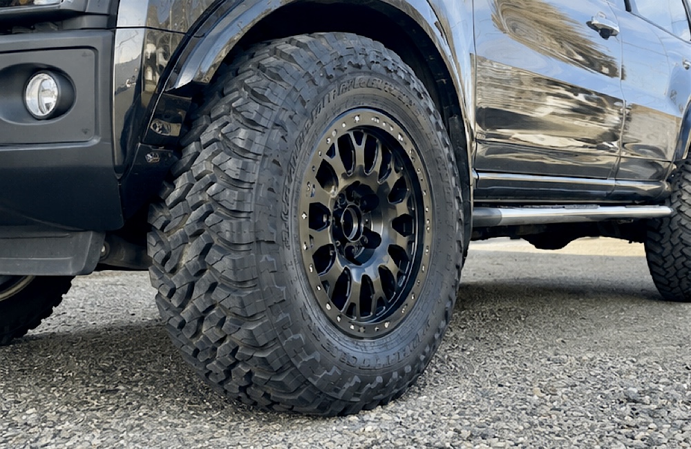 ニットー トレイルグラップラーを装着したカスタム4WDの走行イメージ