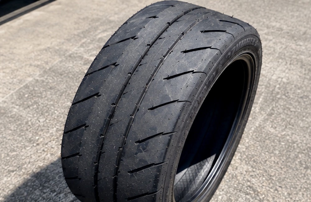 シバタイヤR23の深溝トレッドパターンを接写した画像