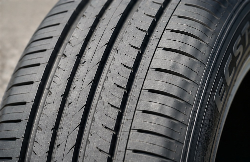 エクスタHS52 の左右非対称トレッドパターン