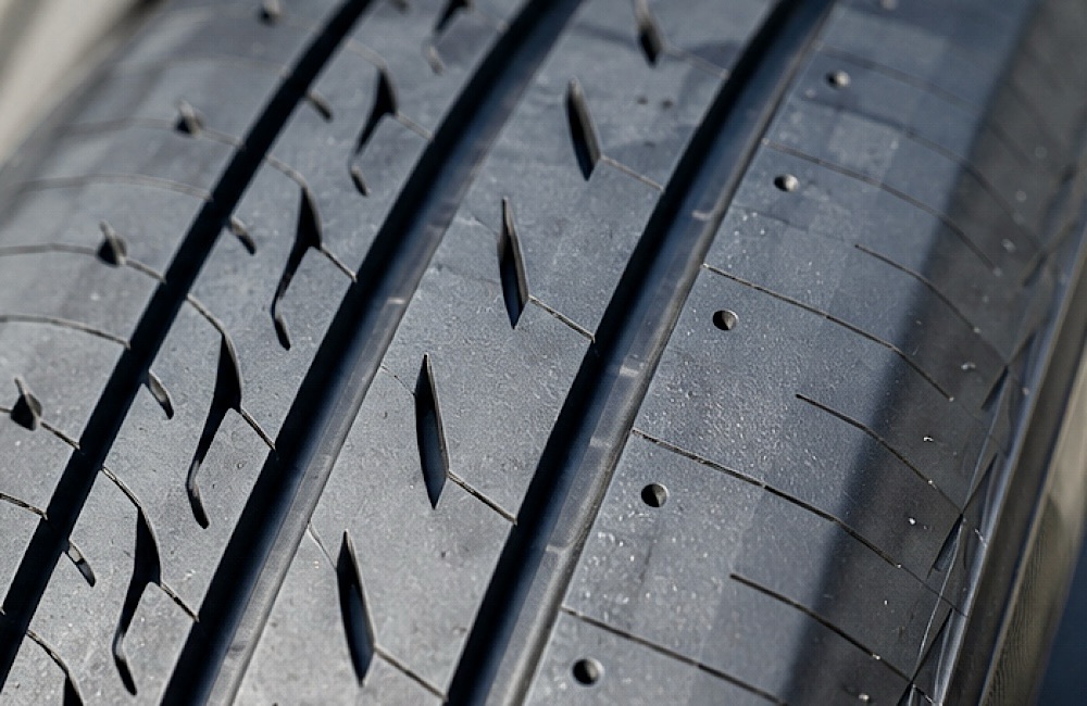 GR-XIII TYPE RVのトレッドパターンとダイヤモンドスロット構造