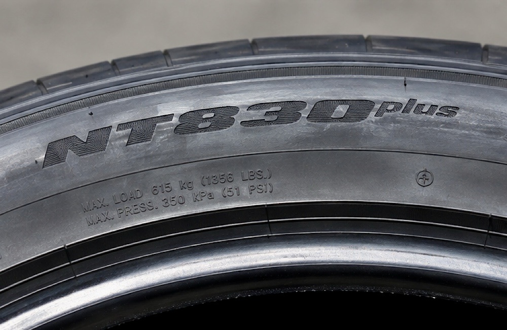 ニットー NT830plusのタイヤ外観と非対称トレッドパターン