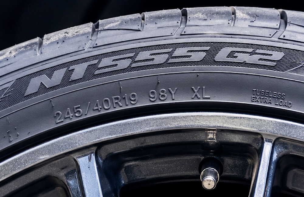NITTO NT555 G2のトレッドパターンとサイドウォールデザイン