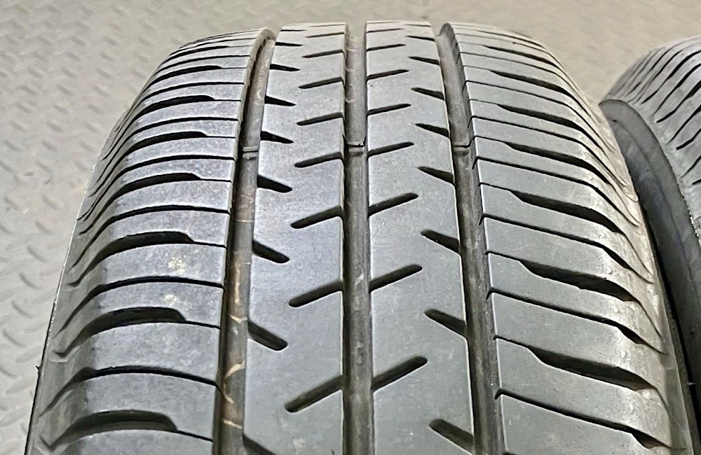 SL101のトレッドパターンと技術的特徴を示すイメージ