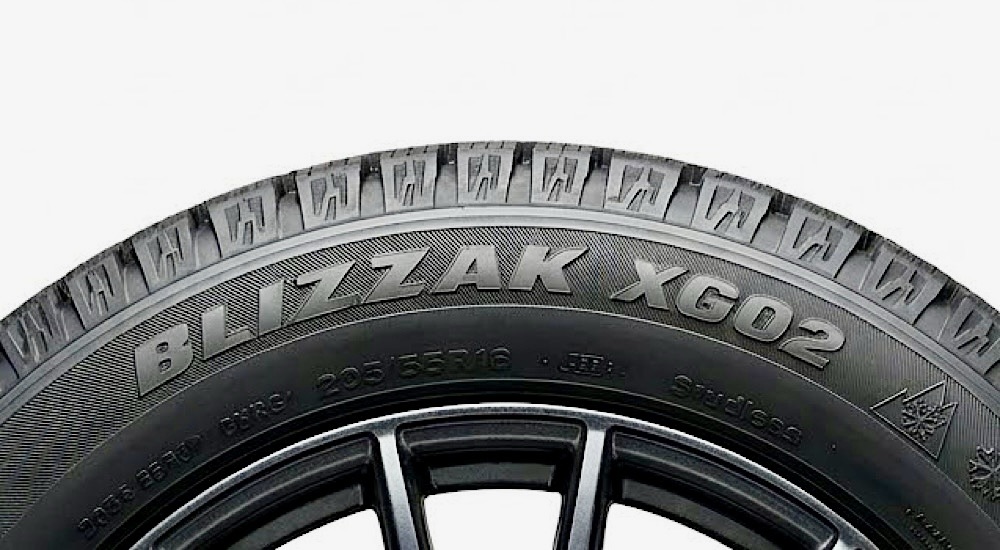 雪の残る路面を走るブリヂストン ブリザック XG02装着車のイメージ